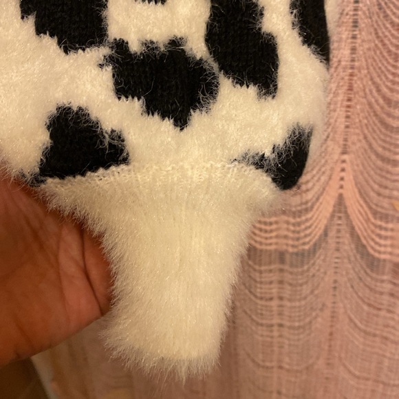 Plush cheetah print sweater - Picture 7 of 10
